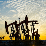 SKN | הנפט מזנק לשיא של מספר שנים על רקע החרפת סיכוני האספקה במזרח התיכון: מה המשמעות לשווקים הגלובליים