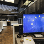 SKN | מניות אירופה צונחות מעל 3% כאשר ה-DAX וה-STOXX 50 נחלשים: האם מתרחש איפוס סיכון רחב יותר?