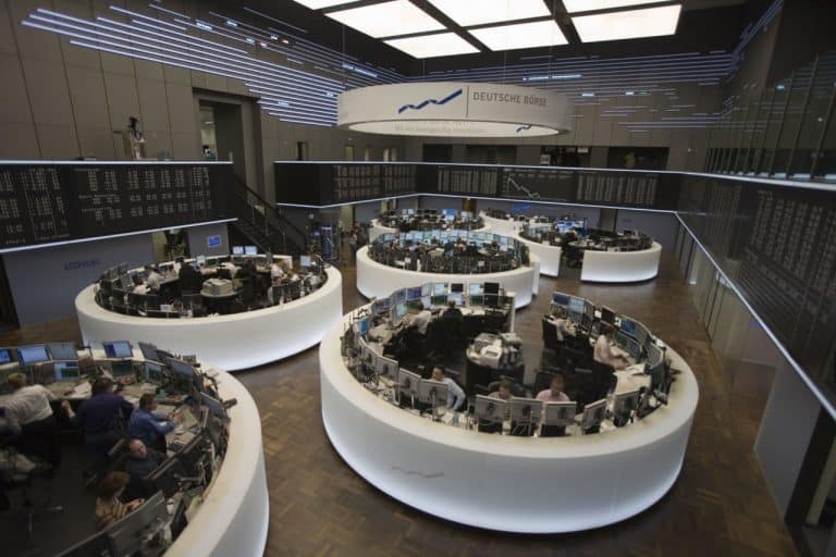 SKN | מניות אירופה נסגרו בירידות ב-5 במרץ כאשר DAX ו-STOXX 50 נחלשים: האם המשקיעים חוזרים לגישה הגנתית?