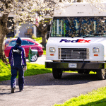 SKN | תחזית דוחות FedEx לרבעון הראשון: האם קיצוצי עלויות ומגמות ביקוש גלובליות יניעו את הביצועים?