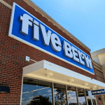 SKN | Five Below מציגה צמיחה חזקה ברבעון הרביעי ומספקת תחזית קדימה — האם המומנטום יימשך בנוף קמעונאי משתנה?