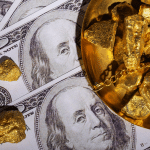 SKN | מחירי הזהב נחלשים כאשר הדולר האמריקאי מתחזק ולוחץ על המתכת היקרה, בעוד מתיחות מול איראן ממשיכה לתמוך בביקוש לנכסי מקלט בטוח