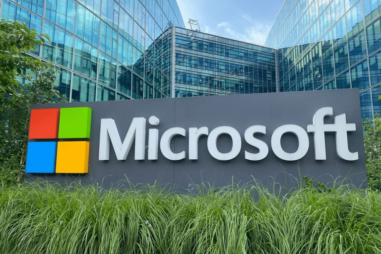 SKN | מיקרוסופט מתבלטת כמניית “שבעת המופלאות” המתומחרת באופן האטרקטיבי ביותר: הזדמנות או מלכודת ערך?