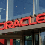 SKN | מניית Oracle יורדת ב-2026 למרות יעד מחיר שורי של 210 דולר מצד אנליסטים בוול סטריט