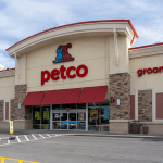 SKN | מדוע מניית Petco (WOOF) מזנקת היום? וול סטריט מגיבה לאיתותי התאוששות ושדרוג אנליסטים