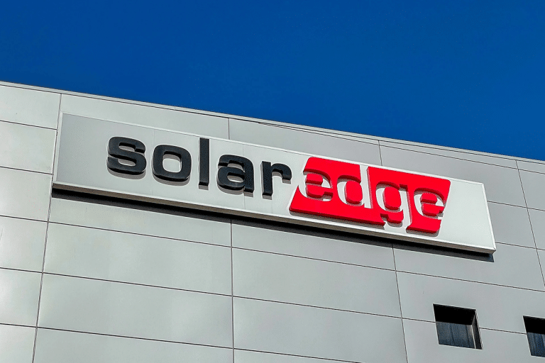 SKN | SolarEdge (NASDAQ: SEDG) מזנקת בחדות: סגירת שורטים, אופטימיות רגולטורית או מומנטום תפנית?