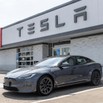 SKN | טסלה בצומת דרכים: האם פוטנציאל הצמיחה מספיק כדי להצדיק את הערכת השווי?