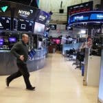 SKN | וול סטריט נחלשת כאשר ה-VIX מזנק ב-18% והדולר מתחזק: האם הימנעות מסיכון משתלטת?