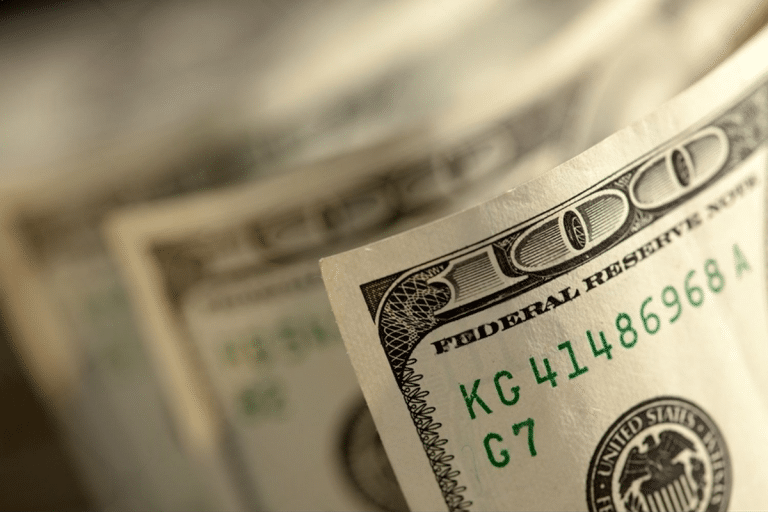 SKN | הדולר האמריקאי מתחזק כאשר השווקים מעריכים מחדש את תחזית הריבית ותנאי הסיכון