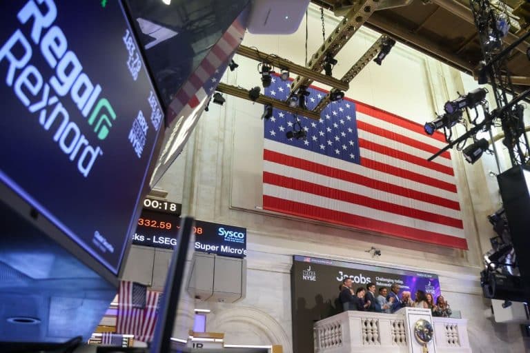 SKN | מניות ארה״ב יורדות כאשר התנודתיות עולה ועוצמת הדולר מכבידה על סנטימנט הסיכון