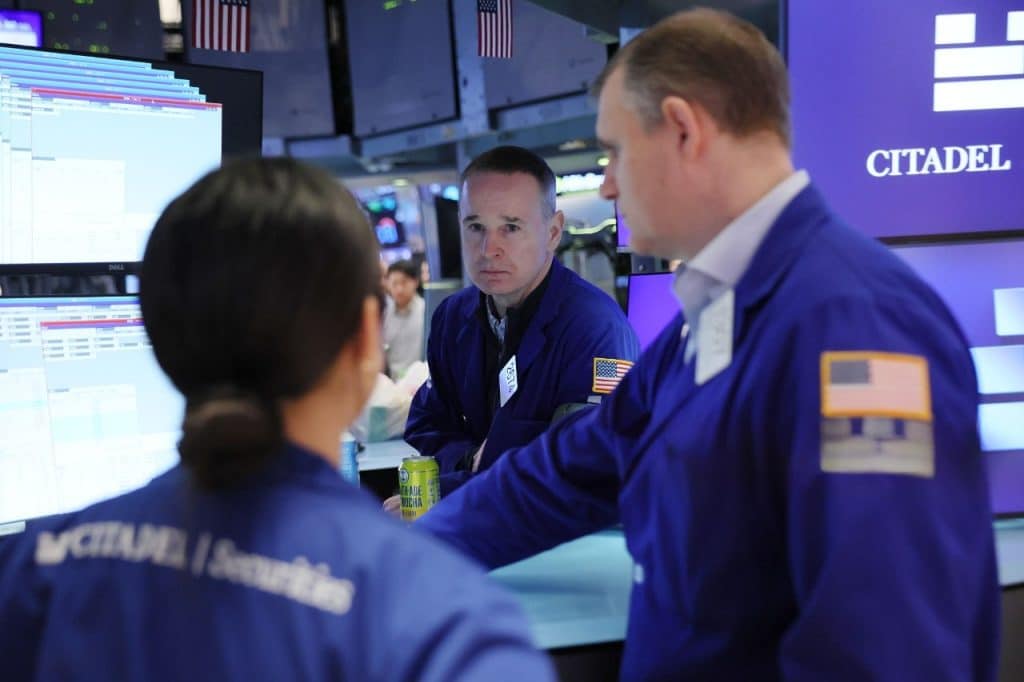 SKN | וול סטריט יורדת כאשר התנודתיות מזנקת: הדאו, S&P 500 והנאסד״ק נחלשים בזמן שמדד VIX קופץ