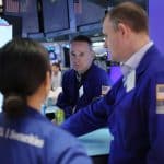 SKN | וול סטריט יורדת כאשר התנודתיות מזנקת: הדאו, S&P 500 והנאסד״ק נחלשים בזמן שמדד VIX קופץ