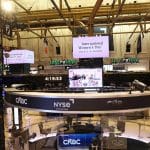 SKN | מניות ארה״ב נסחרות בירידה קלה כאשר הדאו וה-S&P 500 נחלשים בעוד התנודתיות והדולר נרגעים