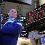 SKN | מניות ארה״ב עולות כאשר משקיעים פונים לנכסי סיכון בעוד הדולר והתנודתיות יורדים