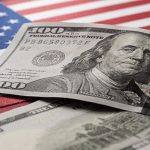 SKN | הדולר האמריקאי מתחזק סמוך לרמות מפתח: האם ביקוש למקלט בטוח מניע את הפריצה הבאה?