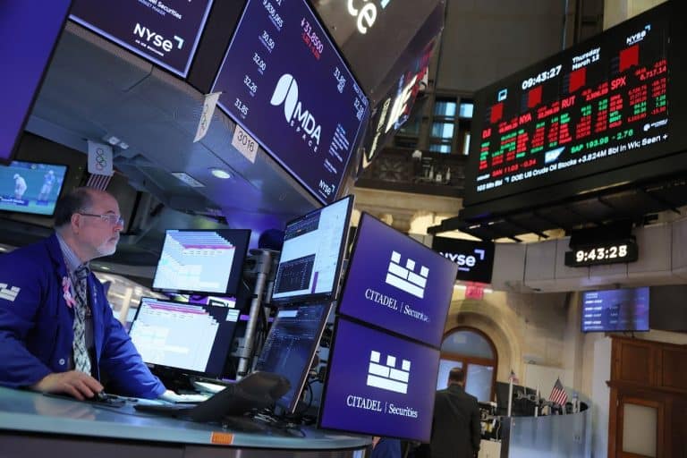 SKN | שווקי ארה״ב עולים כאשר מניות קטנות מובילות את הראלי והתנודתיות נחלשת