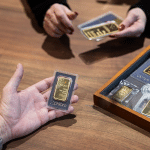 SKN | הזהב יורד כאשר סוחרים עוקבים אחר תנועות הנפט והדולר על רקע הסלמה במתיחות הגיאופוליטית