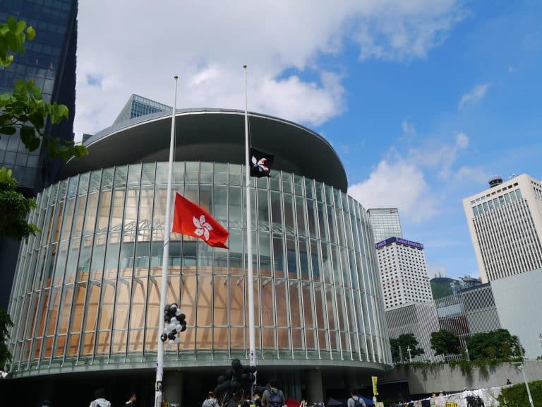 SKN | ניווט בתנודתיות השוק האסייתי: מה הוביל לירידה המאוחרת של ההאנג סנג?