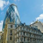 SKN | ניווט בתנודתיות: האם הירידה השבועית המתונה של מדד FTSE 100 מאותתת על קונסולידציה בריאה בשוק?