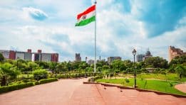 SKN | הודו מחייבת בנקים לפרוע הימורי רופי, יוצרת לחץ על מוכרי שורט