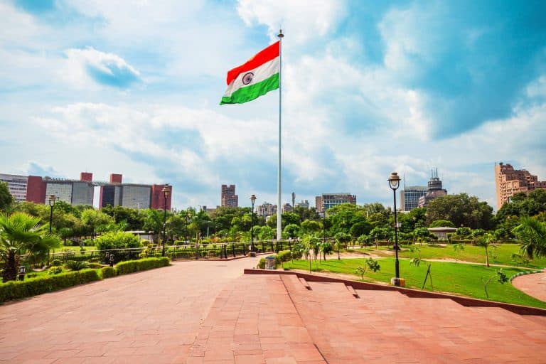 SKN | הודו מחייבת בנקים לפרוע הימורי רופי, יוצרת לחץ על מוכרי שורט