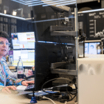 SKN | 3 מניות מתחת ל-$50 ניצבות בפני מבחנים קריטיים כאשר משקיעים בוחנים מחדש צמיחה וסיכון