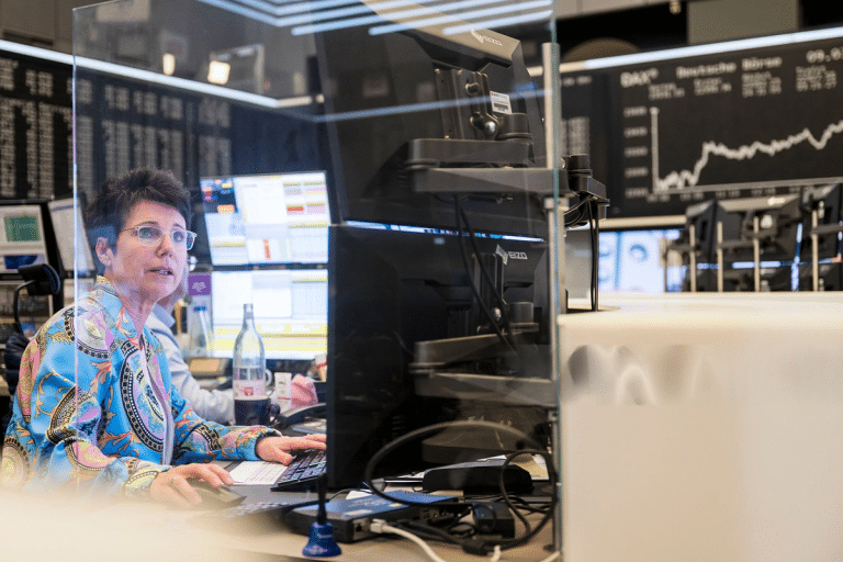 SKN | 3 מניות מתחת ל-$50 ניצבות בפני מבחנים קריטיים כאשר משקיעים בוחנים מחדש צמיחה וסיכון