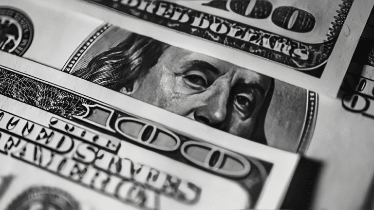 SKN | מדד הדולר האמריקאי יורד מתחת ל-100: השלכות על תיקי השקעות גלובליים והשוק הישראלי