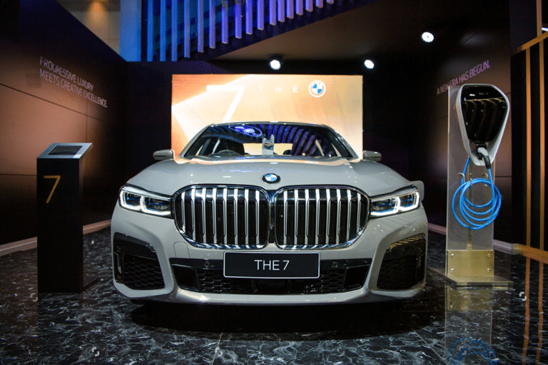 SKN | סדרה 7 החדשה של BMW מסמנת שינוי אסטרטגי: האם חדשנות ברכבי יוקרה חשמליים תוכל להניע צמיחה ארוכת טווח?