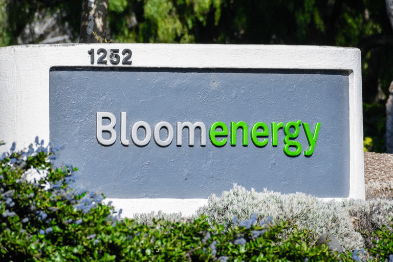 SKN | מניית Bloom Energy מזנקת על רקע עליית מחירי הנפט: מומנטום זמני או שינוי מבני בשוק האנרגיה?