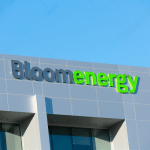 SKN | Bloom Energy מזנקת—האם הראלי מונע מיסודות פיננסיים או ממומנטום אנרגיה נקייה?