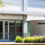 SKN | Broadcom (AVGO) מזנקת על רקע מומנטום AI: צמיחה מבנית או תגובת שוק קצרת טווח?