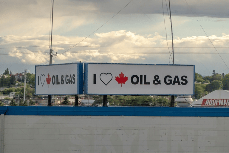 SKN | היתרי צינורות בין ארה״ב לקנדה מאותתים על שינוי אנרגטי—מה המשמעות עבור שוקי הנפט והמניות