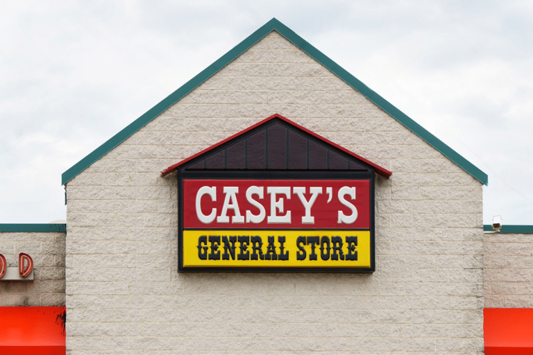 SKN | Casey’s General Stores מצטרפת ל-S&P 500: צמיחה מונעת מומנטום או מבחן שווי בהמשך?