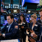 SKN | השווקים מזנקים ב-17 באפריל 2026 כאשר מדד S&P 500 מגיע לשיא חדש ומניות קטנות מובילות את הראלי