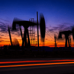 SKN | מדוע מחירי הנפט ממשיכים לעלות כאשר שיחות ארה״ב-איראן תקועות ומצר הורמוז נותר חסום