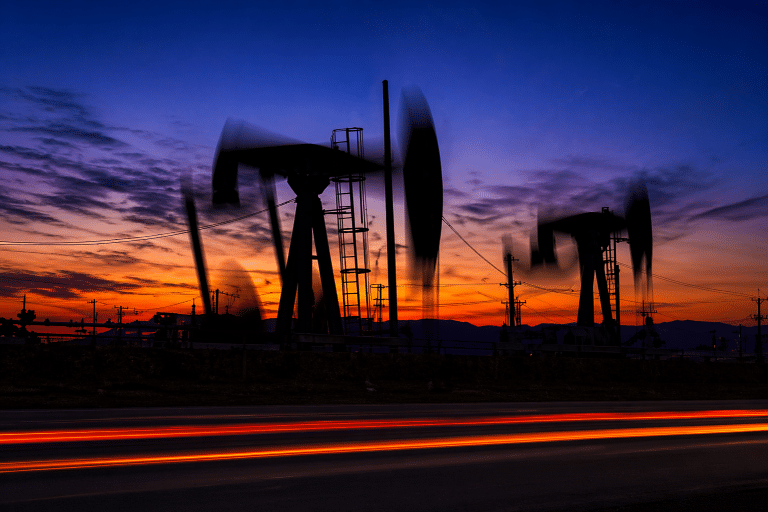 SKN | מדוע מחירי הנפט ממשיכים לעלות כאשר שיחות ארה״ב-איראן תקועות ומצר הורמוז נותר חסום