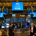 SKN | שווקים נסגרו במגמה מעורבת ב-27 באפריל 2026 כאשר S&P 500 עלה מעט והתנודתיות המשיכה לרדת