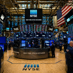 SKN | השווקים נסוגים ב-28 באפריל 2026 כאשר טכנולוגיה ומניות קטנות מובילות ירידות רחבות למרות תנודתיות נמוכה