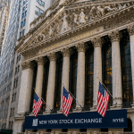 SKN | מדוע מניות ארה”ב יורדות כאשר חששות סביב בינה מלאכותית ומחירי הנפט מטלטלים את השווקים?