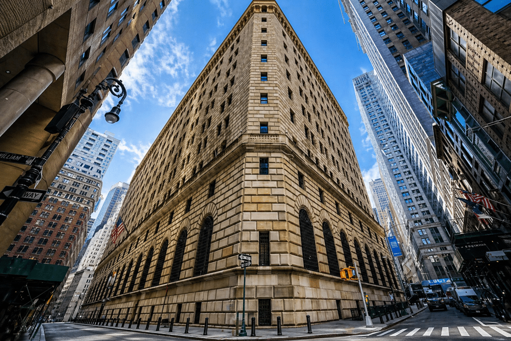 SKN | מדוע הפד “חונה במקום” בריבית כאשר פאוול ניצב בפני הפגישה האחרונה שלו