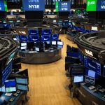 SKN | השווקים עולים במתינות ב-2 באפריל 2026 כאשר מניות קטנות מובילות והתנודתיות ממשיכה לרדת