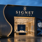SKN | מדוע מניית Signet Jewelers נחלשת למרות יציבות בשוק: הזדמנות מתומחרת בחסר או סיכונים קמעונאיים נסתרים?