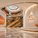 SKN | האם פריצת הדרך של Alibaba בבינה מלאכותית מול האטה במסחר האלקטרוני מצביעה על קנייה, מכירה או החזקה של מניית BABA?