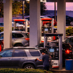 SKN | האם מחירי הבנזין בארה״ב יזנקו מעבר ל-5 דולר ככל שהמתיחות במצר הורמוז מתגברת?