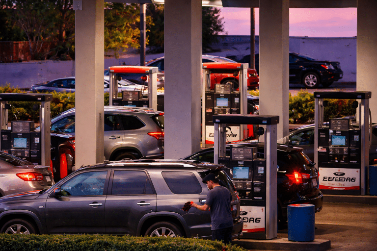 SKN | האם מחירי הבנזין בארה״ב יזנקו מעבר ל-5 דולר ככל שהמתיחות במצר הורמוז מתגברת?