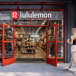 SKN | מדוע אנליסטים מורידים את מחיר היעד של לולולמון למרות מומנטום מותג חזק?