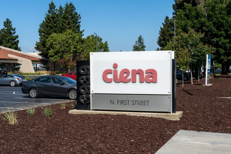 SKN | מניית Ciena מזנקת במרץ: עלייה בביקוש לרשתות או מסחר מונע מומנטום?