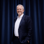 SKN | האם מנכ״ל Arm, רנה האס, עומד להאיץ את שאיפות ה-AI הגלובליות של SoftBank?