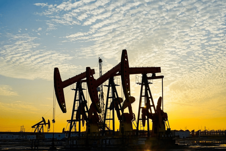 SKN | מחירי הנפט עולים לאחר שאיראן דוחה הפסקת אש: זינוק קצר טווח או תחילתו של ראלי אנרגיה רחב יותר?